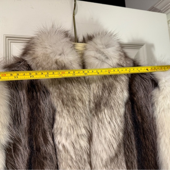 Luxurious Vintage Fox Fur Coat - Picture 5 of 8